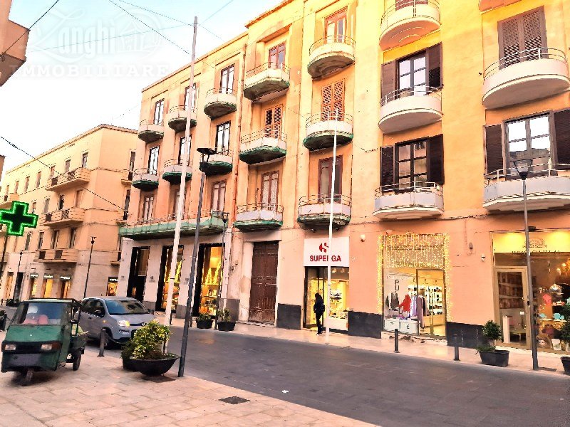 Ortigia centralissimo con due balconi su Corso Matteotti