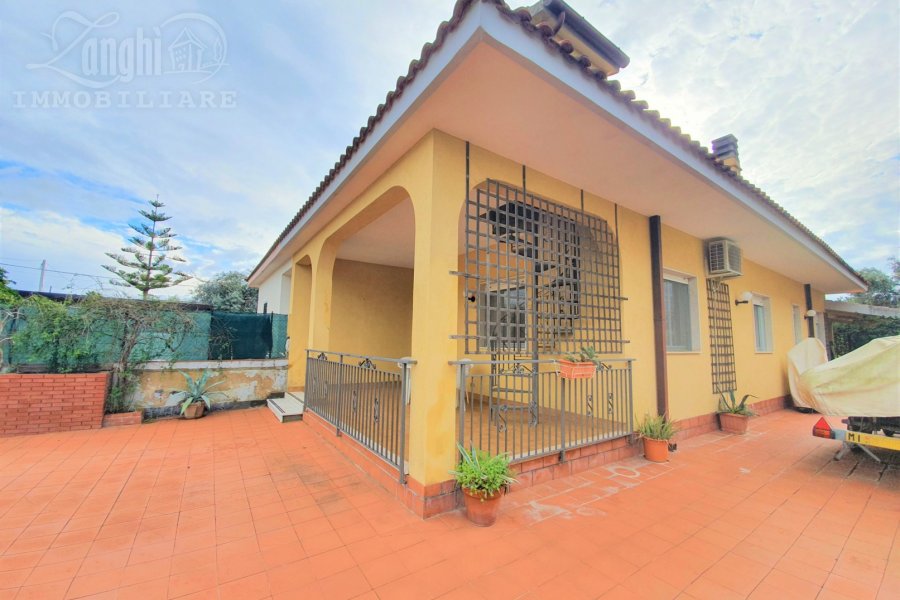Alle porte della città villa su Via Elorina di 90 mq con terrazza sovrastante