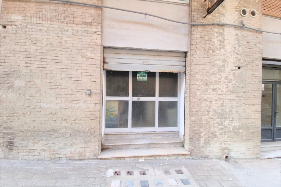 Zona Teocrito pressi ex Bar Leonardi,  basso commerciale mq 30