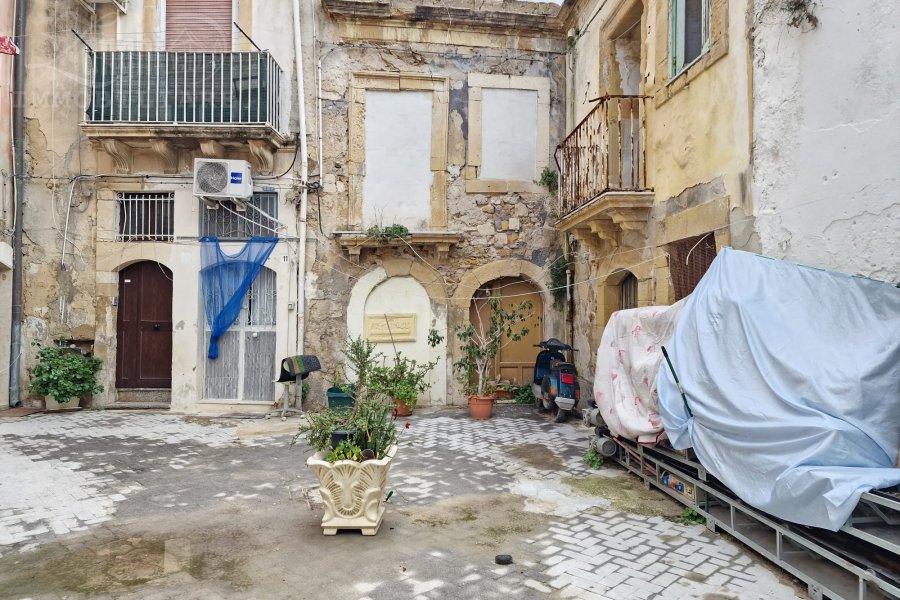 Ortigia palazzetto su due livelli indipendente da ristrutturare