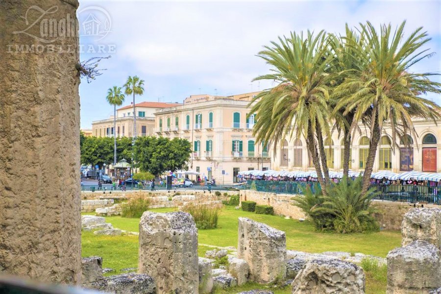 Ortigia, pentavani inserito in stabile di pregio storico con  quattro balconi su strada