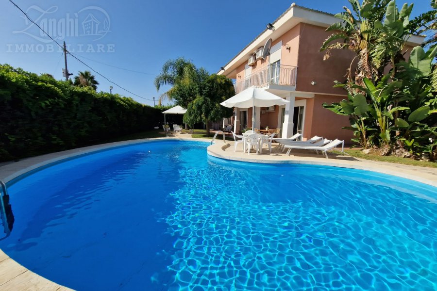 Villa Fontane Bianche con piscina a  pochi metri dalla scogliera sul mare