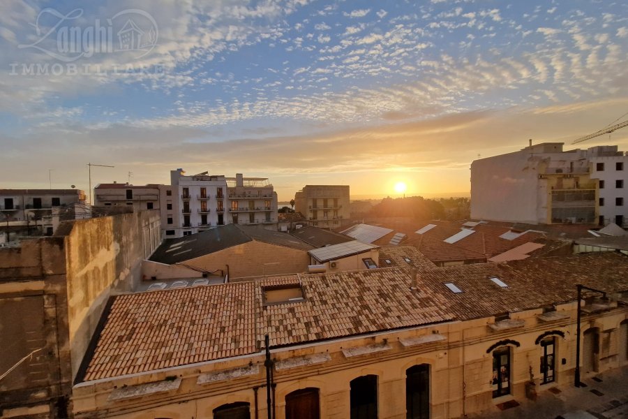 Zona Umbertina con incantevoli tramonti mq 400 da ristrutturare