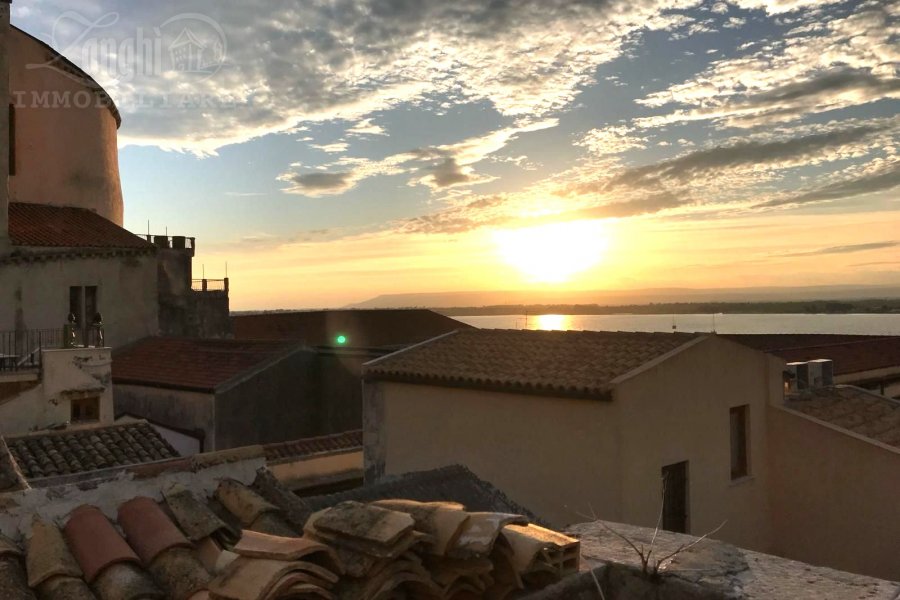 Ortigia pressi Duomo attico con due terrazzi e vista mare