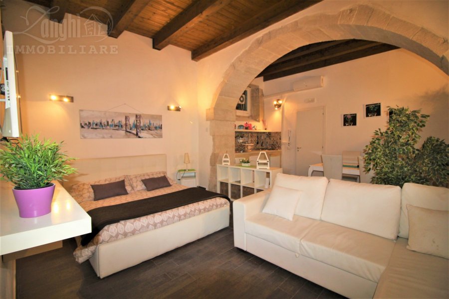 Ortigia independent apartment near the east seafront, renovated on three levels