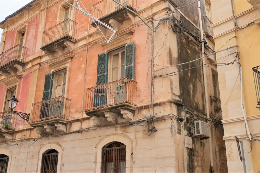 Ortigia : centralissimo trivani, esposizione angolare con 5 balconi su strada, da ristrutturare
